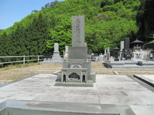 1930年(大正5年)4月23日 - 2013年(平成25年)10月2日。文芸評論家、日本藝術院会員。従四位。