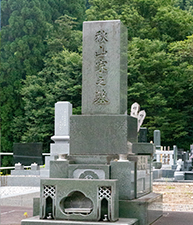 1930年（大正5年）4月23日 - 2013年（平成25年）10月2日。文芸評論家、日本藝術院会員。従四位。